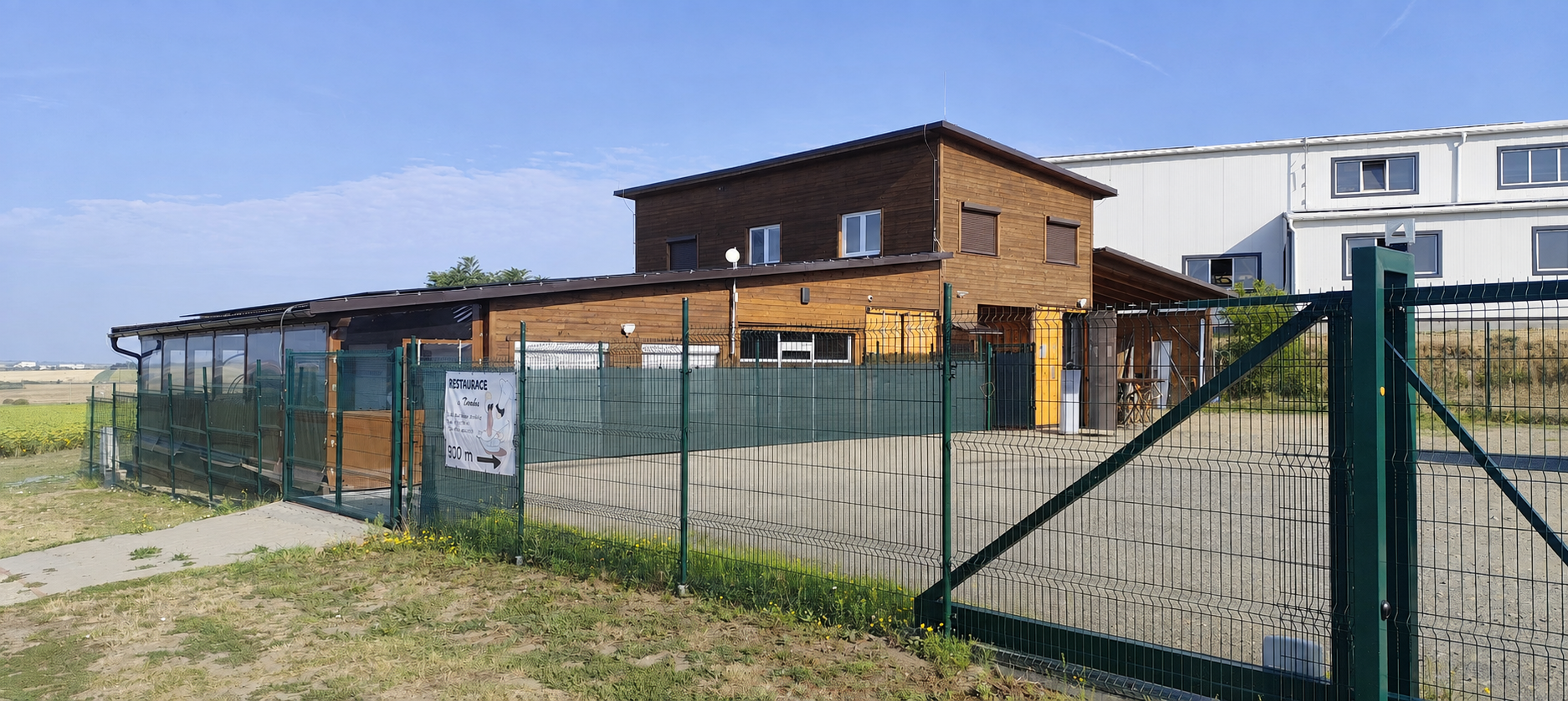 Prodej komerčního objektu 1000 m2, se 2 byty 2+kk a 3+1